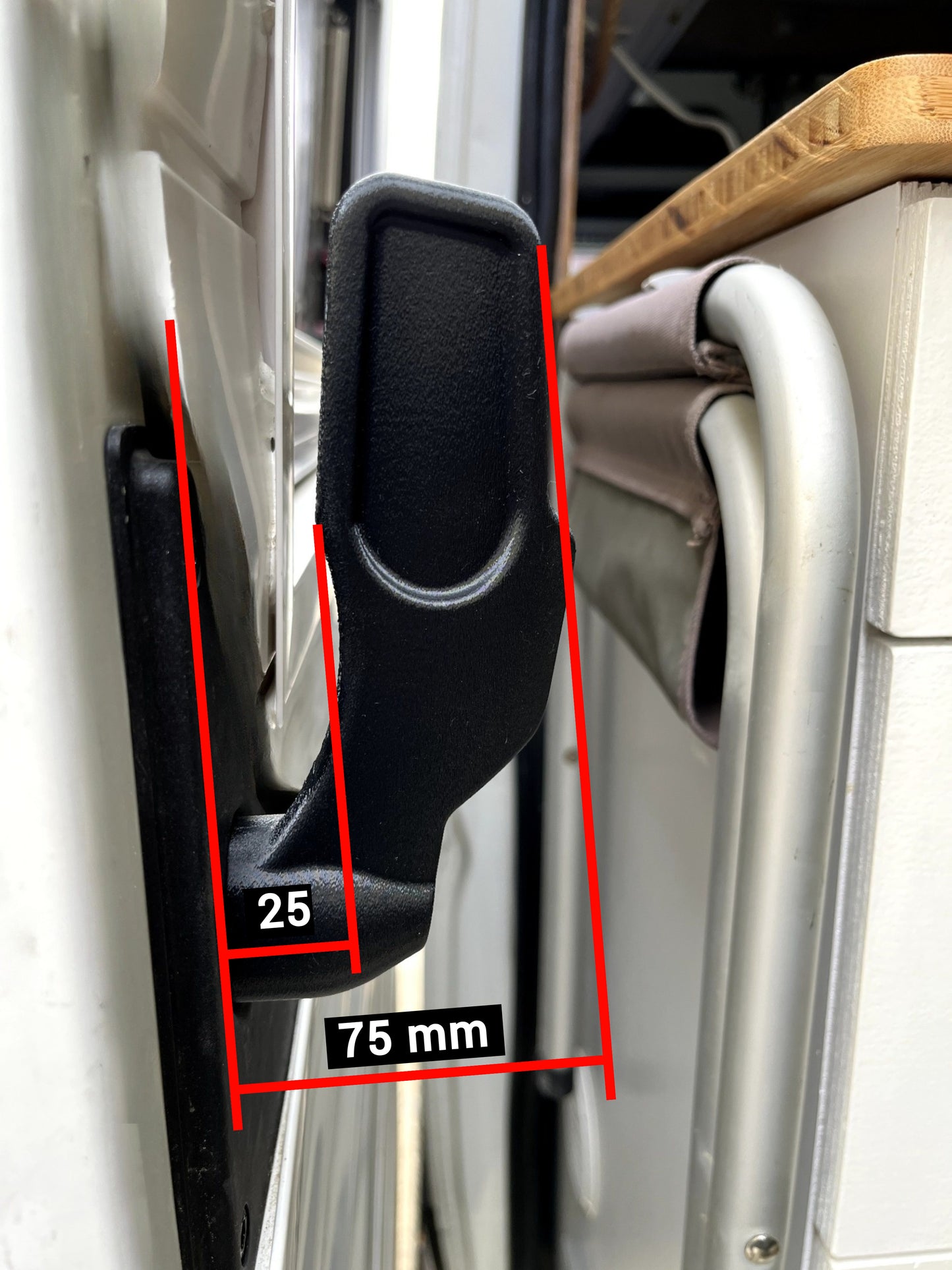 Eingebauter, ergonomischer Schiebetürgriff für Fiat Ducato – größer als Original – mit Maßangaben zu Griffbreite und Abstand zur Schiebetür – passend für EU-Linkslenker mit rechter Schiebetür – ideal für Wohnmobile und Camper
