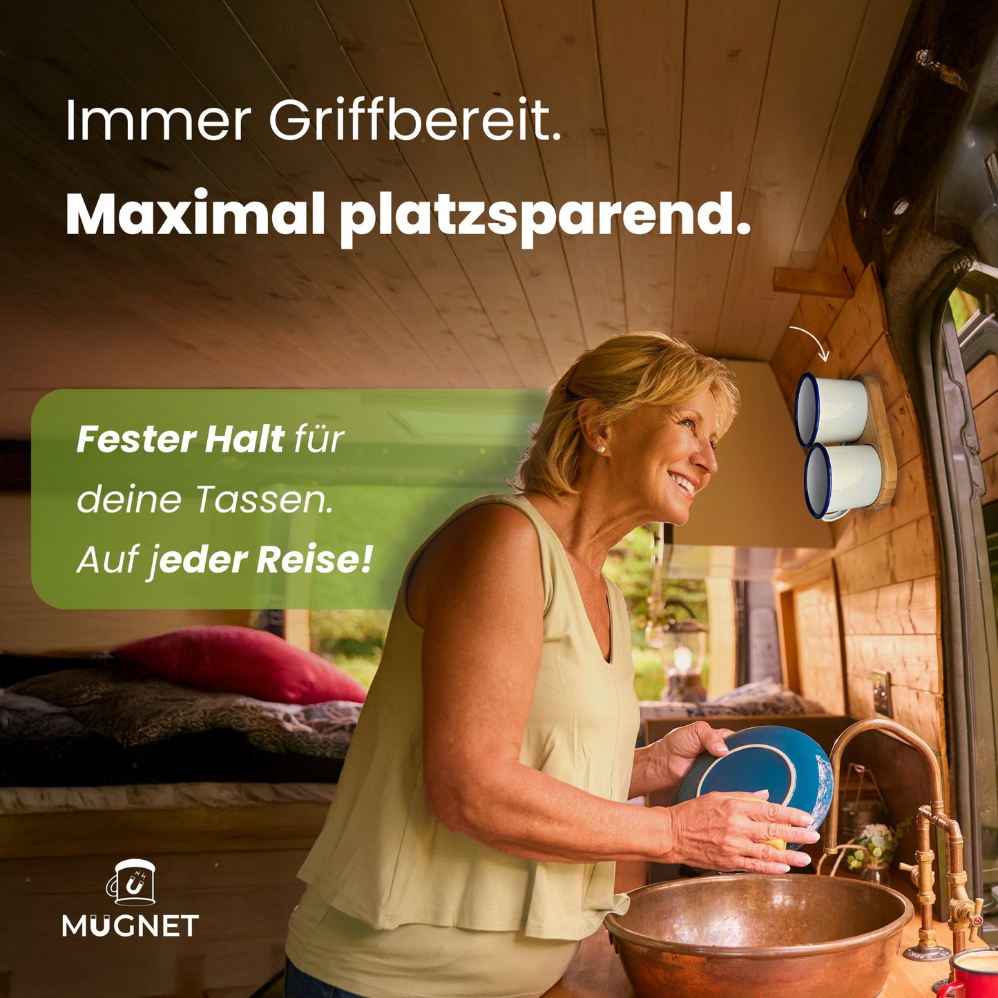 Magnetischer Tassenhalter aus Bambus für Email-Tassen – vertikal montiert, hält zwei Tassen sicher im Campervan, ideal für unterwegs