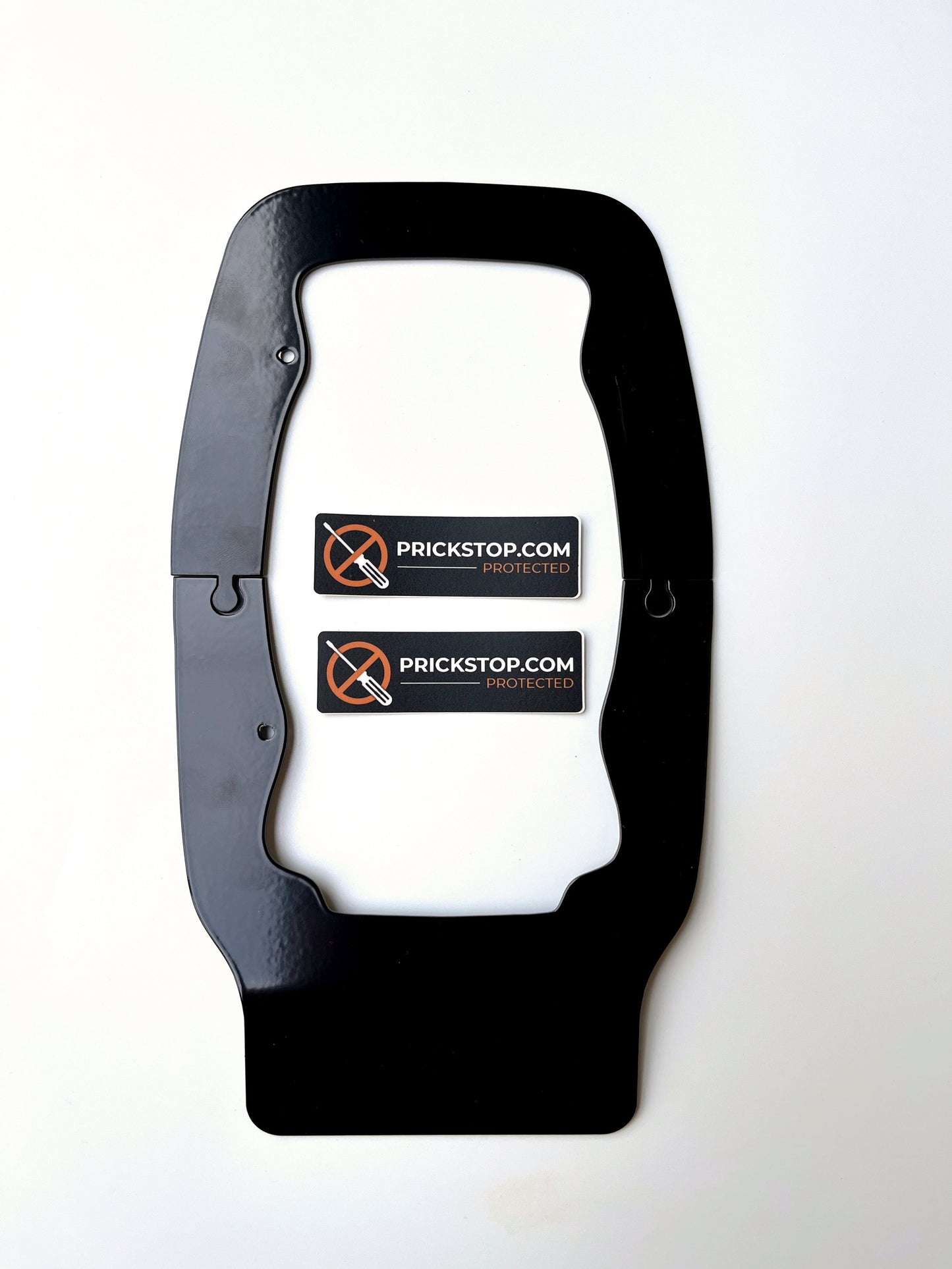 Zweigeteiltes Prickstop-Schutzblech für Fiat Ducato zusammengesteckt mit zwei Warnaufklebern