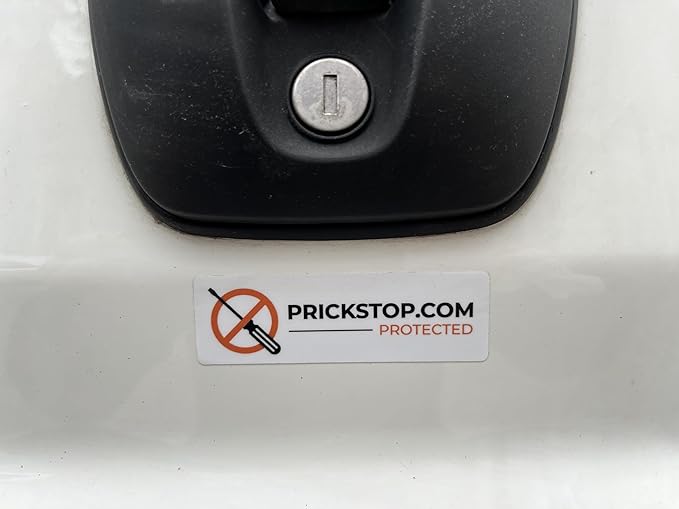 Angebrachter Warnaufkleber mit Aufschrift ‚prickstop.com protected‘ an der Fahrertür eines Fiat Ducato – sichtbare Abschreckung vor Einbruch