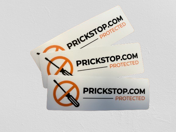 Beiliegende Warnaufkleber mit Aufschrift ‚prickstop.com protected‘ – Zubehör für Prickstop-Schutzblech als Abschreckung gegen Einbruch