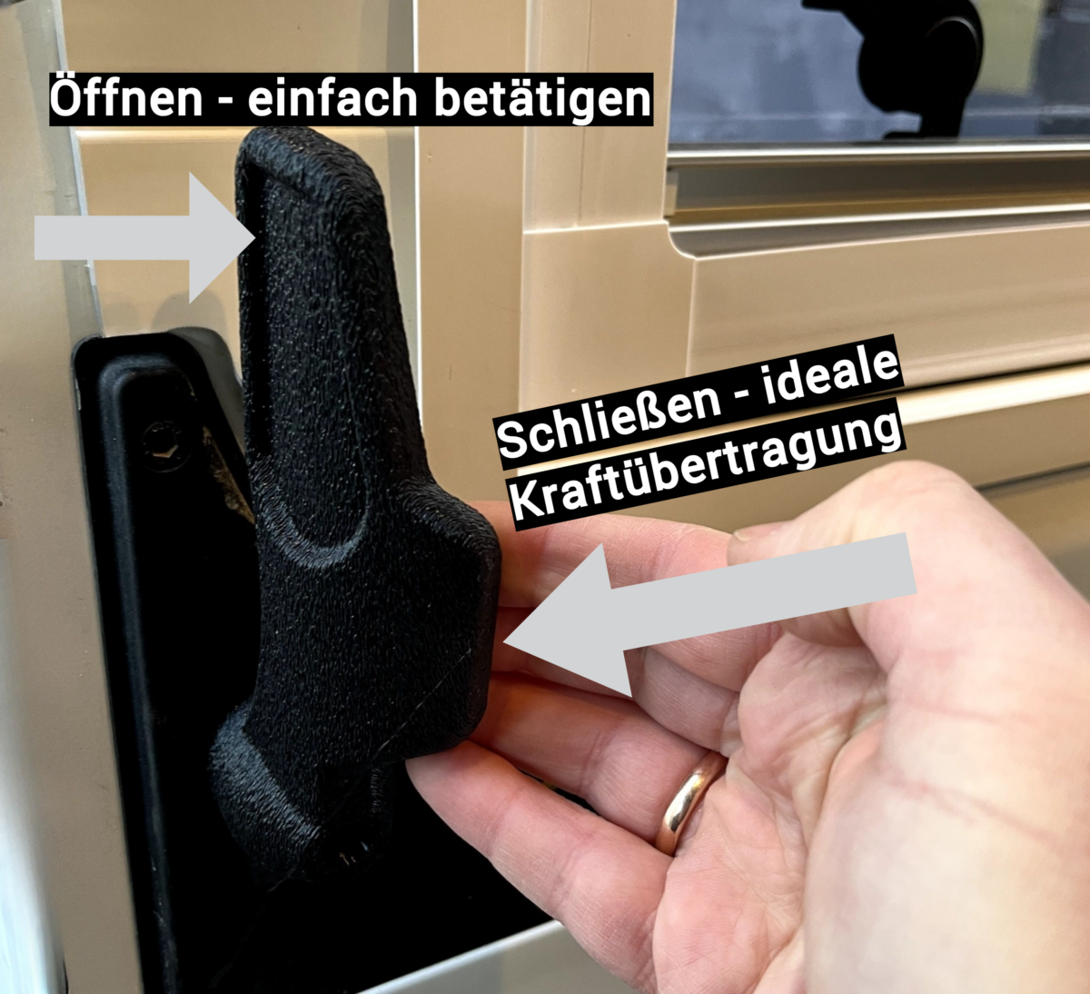 Eingebauter großer Schiebetürgriff am Fiat Ducato in EU-Version – mit Pfeilen markierte Griffposition für einfacheres Öffnen der rechten Schiebetür