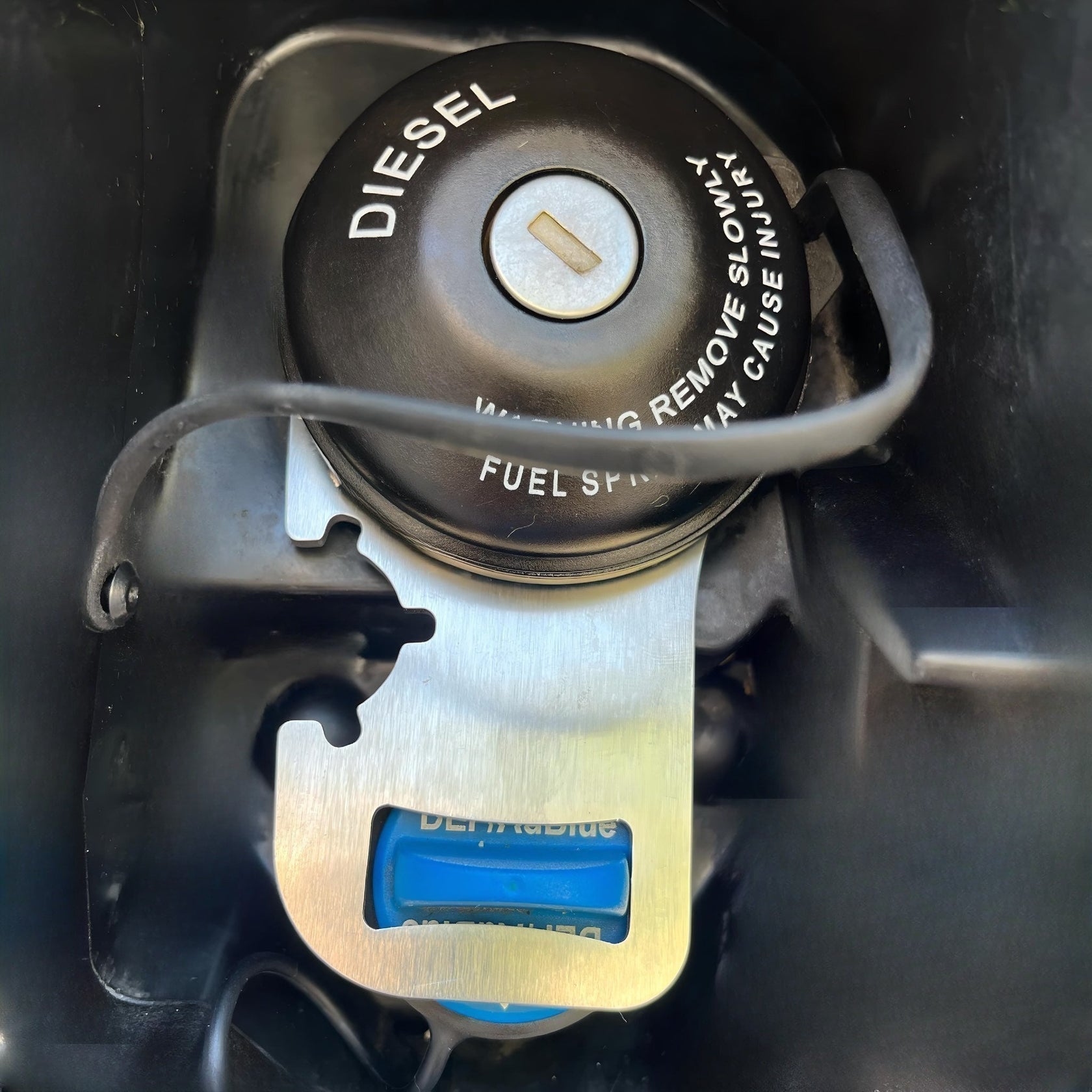 Soporte protector AdBlue instalado detrás del tapón de diésel