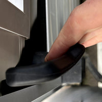 Die Finger sind in einer idealen Griffposition um die Schiebetür zu schließen.