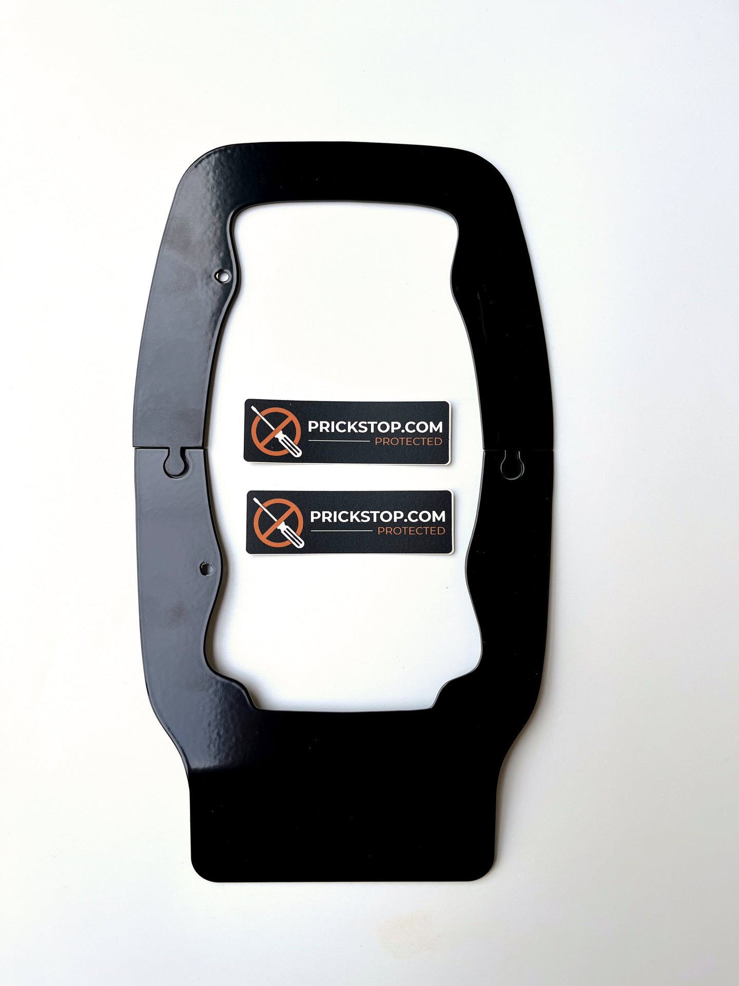 Zweigeteiltes Prickstop-Schutzblech für Fiat Ducato zusammengesteckt mit zwei Warnaufklebern