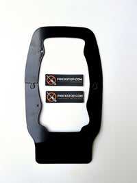 Zweigeteiltes Prickstop-Schutzblech für Fiat Ducato zusammengesteckt mit zwei Warnaufklebern