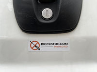 Angebrachter Warnaufkleber mit Aufschrift ‚prickstop.com protected‘ an der Fahrertür eines Fiat Ducato – sichtbare Abschreckung vor Einbruch