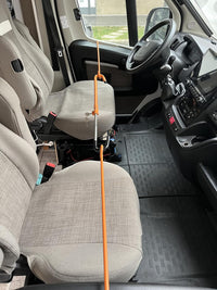 Wohnmobil Türsicherung mit eingebautem System nach Knackerschreck-Bauweise – verriegelt Fahrer- und Beifahrertür mit dem Lenkrad